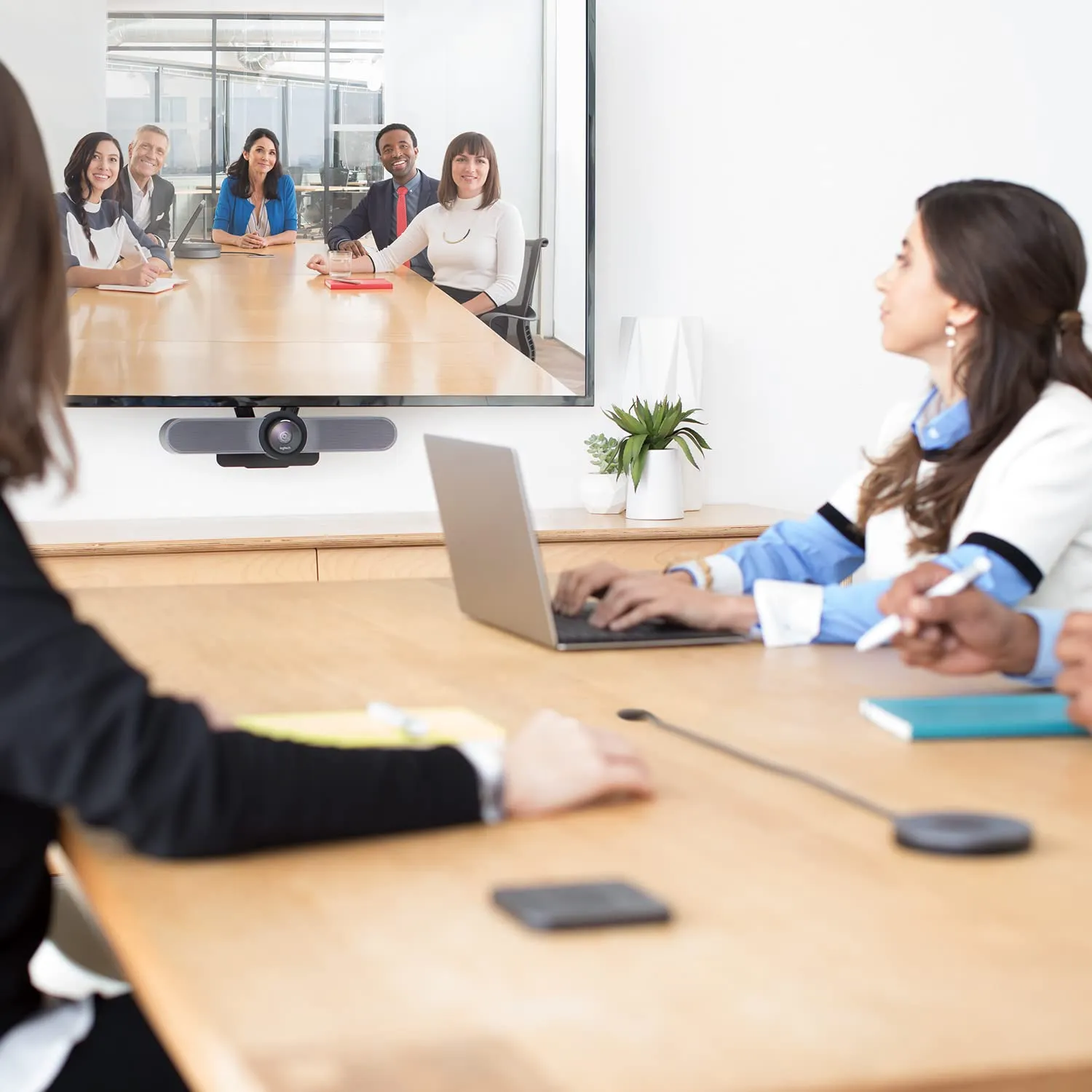 Logitech Webcam Meetup 4K Ultra HD with 100x Optical Zoom view 4